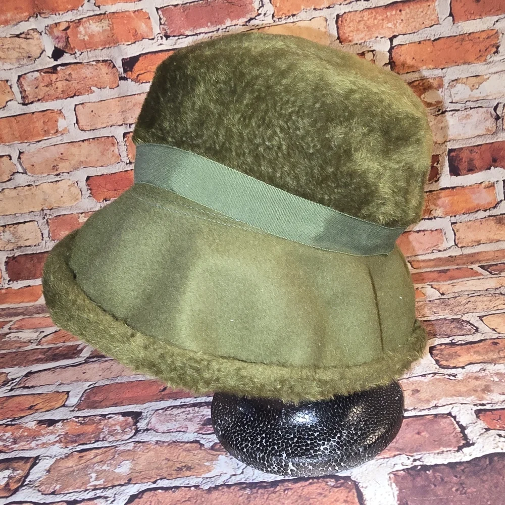 Vintage Musketeer Styled By Coroline Faux Fur And Wool Elegant Green Women's Hat